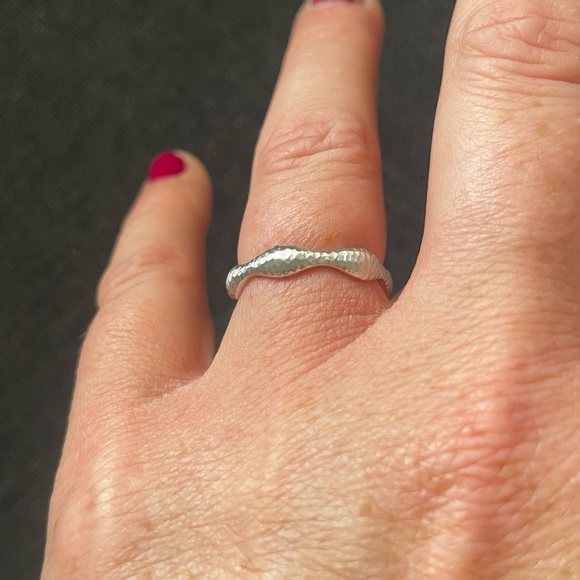 Solid 9ct white gold hammered finish ring - Picture 2 of 4